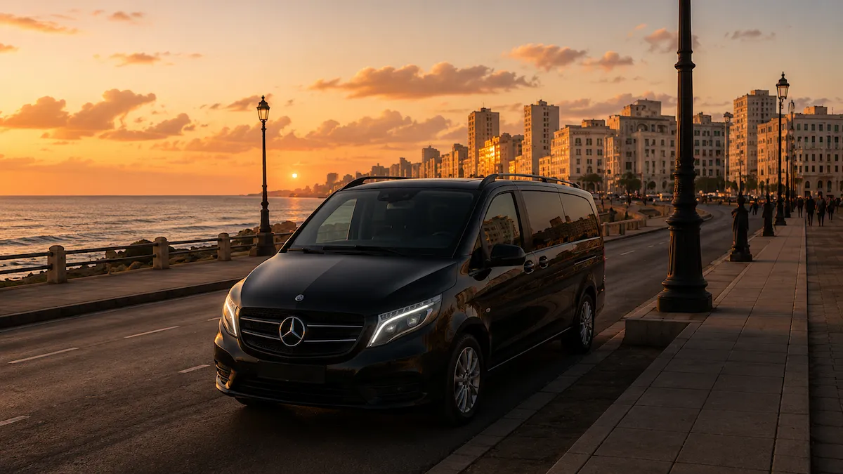 Чёрный представительский Mercedes Vito на набережной Малекон в Гаване на закате